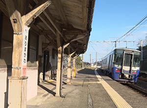 レトロな白い駅舎建屋