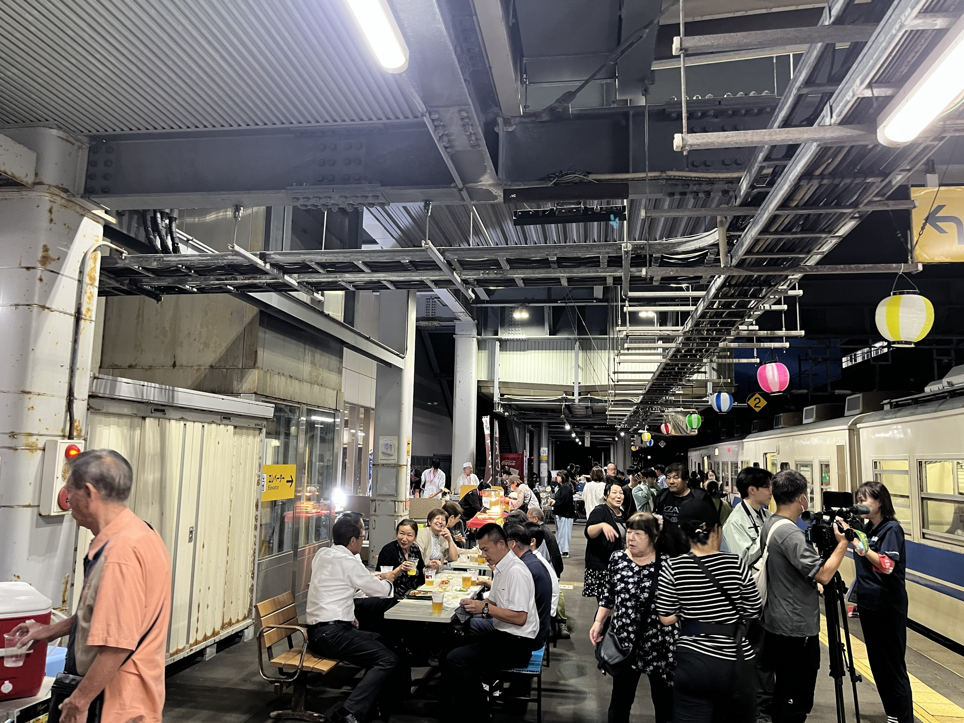 ホームや専用車両で乾杯！糸魚川駅ビアガーデン初開催 | えちごトキ