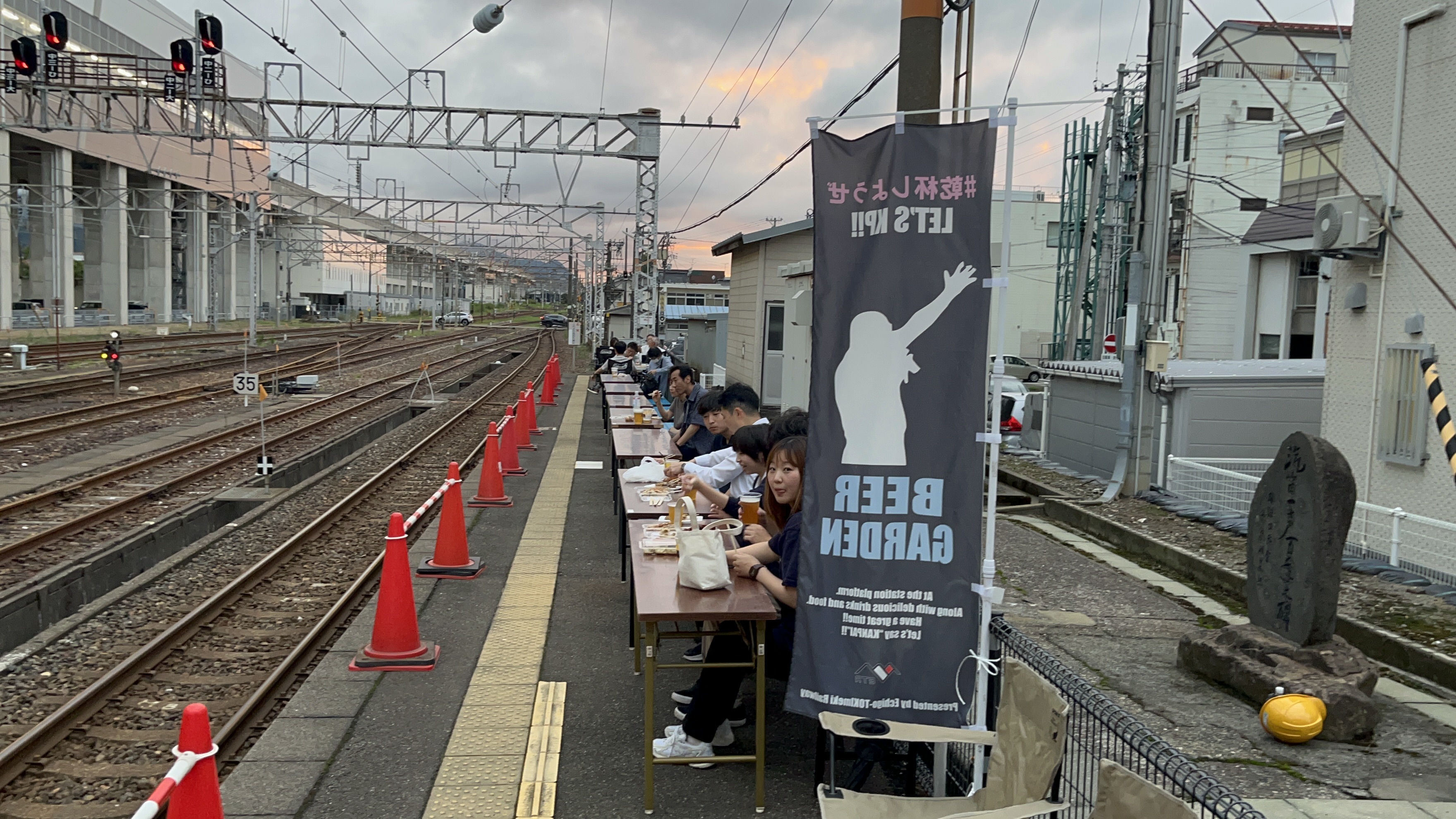 ホームや専用車両で乾杯！糸魚川駅ビアガーデン初開催 | えちごトキ
